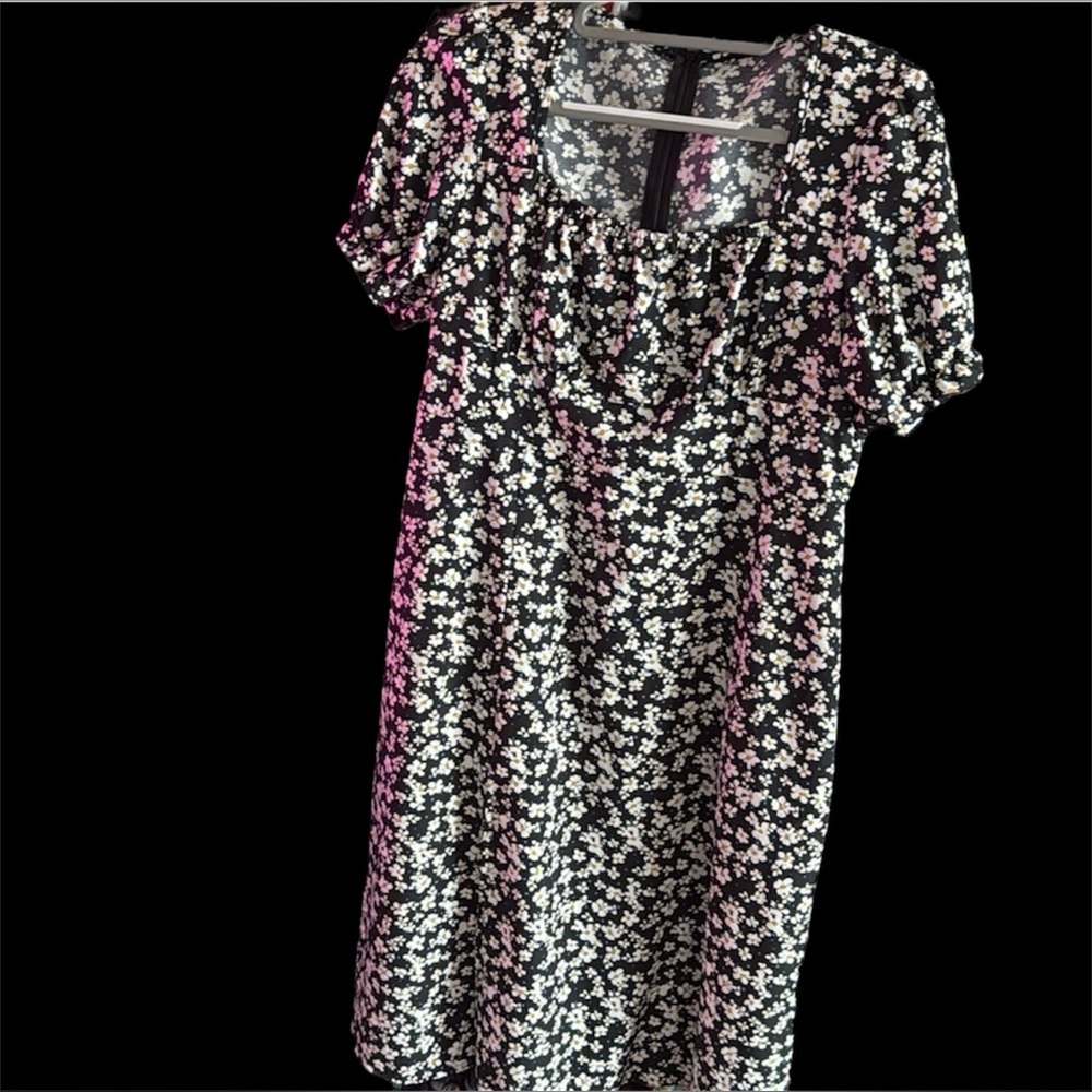 Dress with white and yellow floral print never worn NWOT (🤑 Get 5 items for $20)